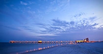 On The Beach. Perfect for offseason beach lovers! weekly/ monthly rates Nov.-Feb