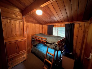 3 bedrooms, free WiFi - Lake Front Cabin with Sandy Beach (Mayfield)