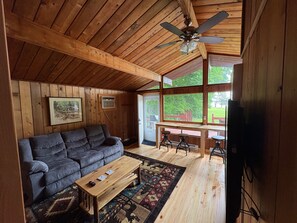 Een smart-tv en een open haard