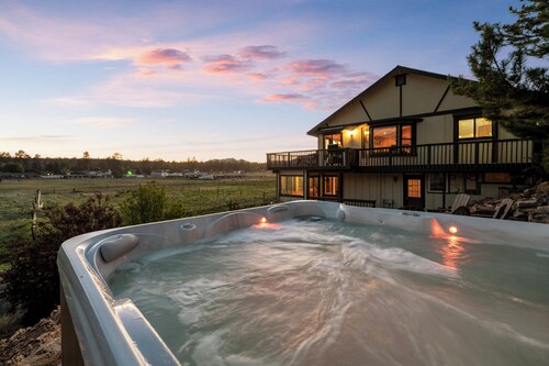 Private Hot Tub! Game Room! Close to Slopes! Bright & open Amazing Views!