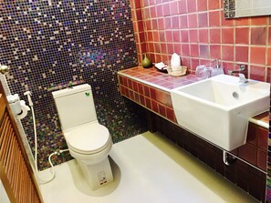 2 Bedrooms Villa | Bagno | Doccia, set di cortesia gratuito, asciugamani