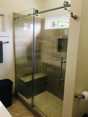 Dusche, Haartrockner, Bidet, Handtücher
