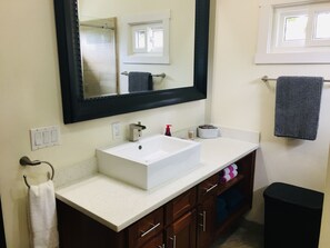 Douche, sèche-cheveux, bidet, serviettes fournies