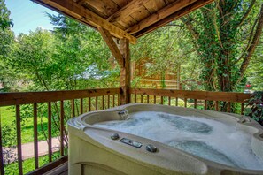 Outdoor spa tub - Weave Your Perfect Romantic Smoky Mountain Getaway! (GATLINBURG)