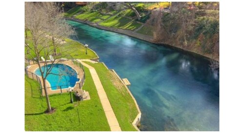 Updated Single Story Comal River Condo with Pool-Walk to Downtown NB