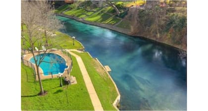 Updated Single Story Comal River Condo with Pool-Walk to Downtown NB