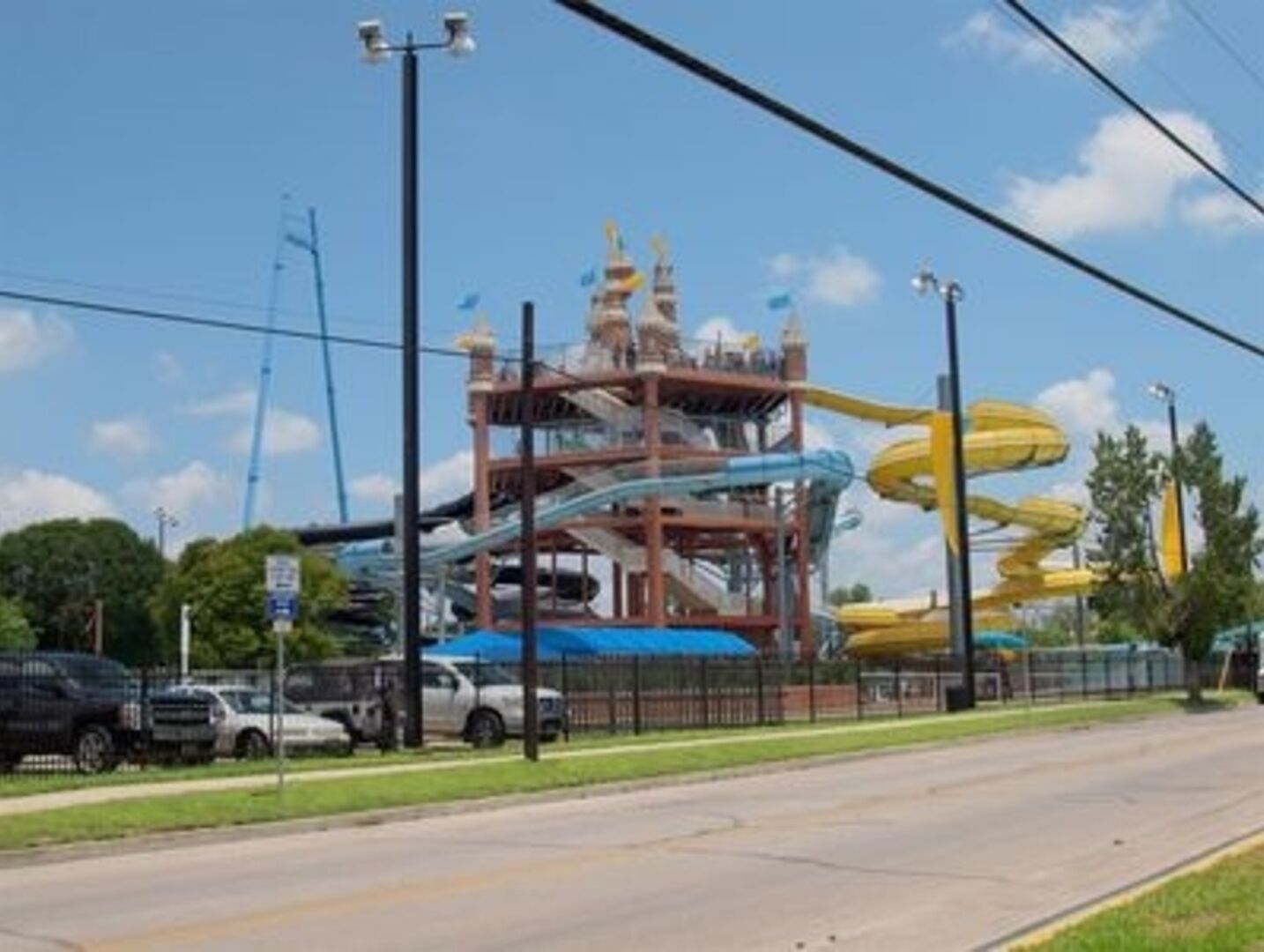 Un parc aquatique doté de nombreux toboggans et d’une structure centrale en forme de tour.