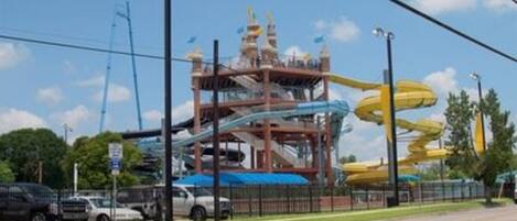Un parc aquatique doté de nombreux toboggans et d’une structure centrale en forme de tour.