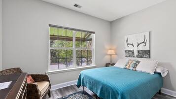 3 habitaciones, tabla de planchar con plancha, wifi y ropa de cama