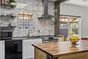 Fridge, microwave, oven, stovetop - Location, location, location!! Close to the action & plenty of space! (Nashville)