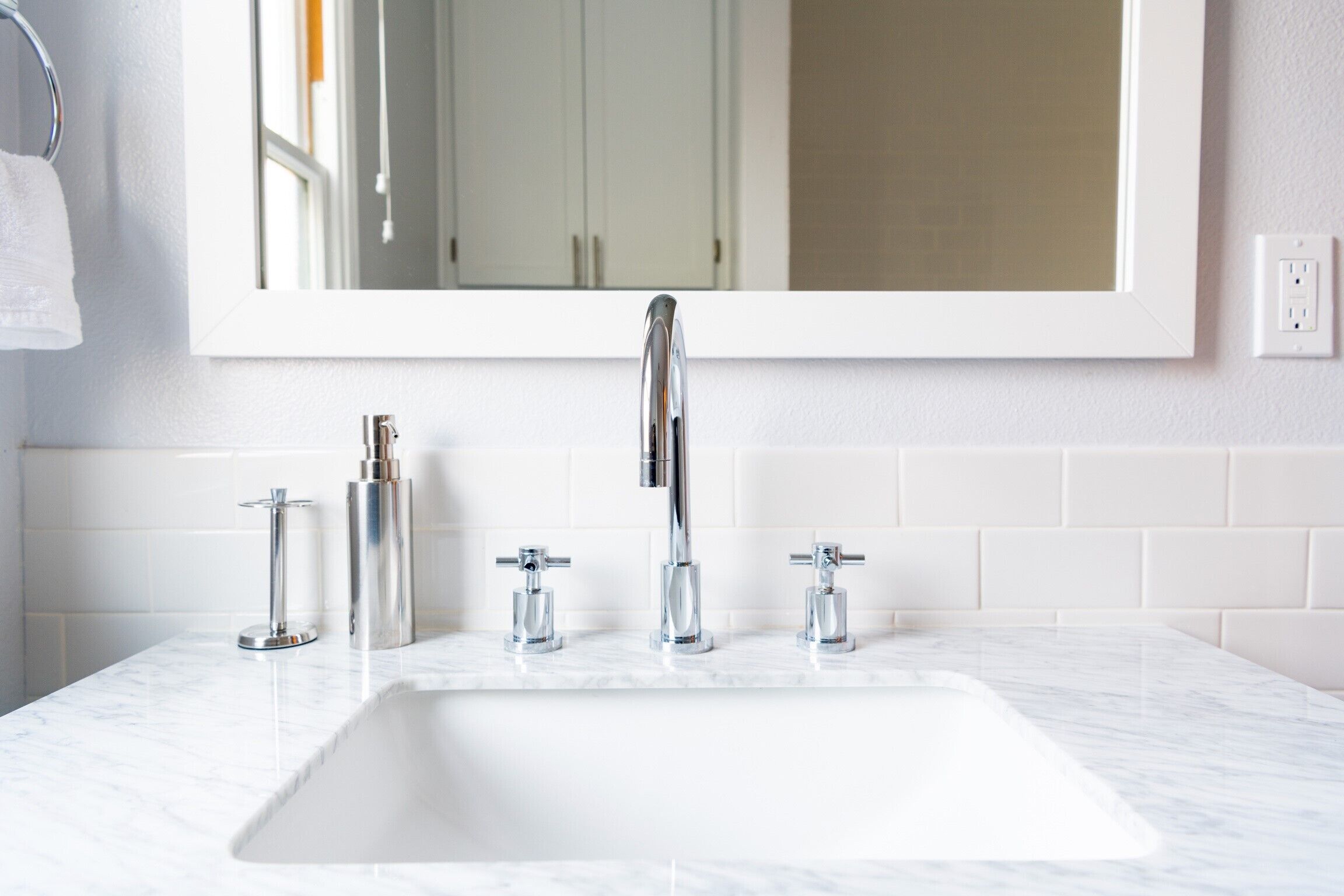 Combined shower/bathtub, hair dryer, towels, soap