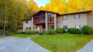 Exterior - The Hive Lodge - A Place Where Busy Bees Rest (Whittier)