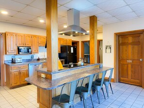 Fridge, microwave, oven, stovetop - The Hive Lodge - A Place Where Busy Bees Rest (Whittier)