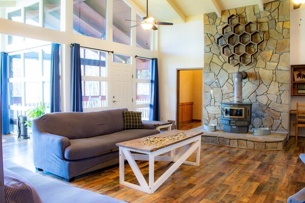 Smart TV, fireplace, table football, ping pong - The Hive Lodge - A Place Where Busy Bees Rest (Whittier)