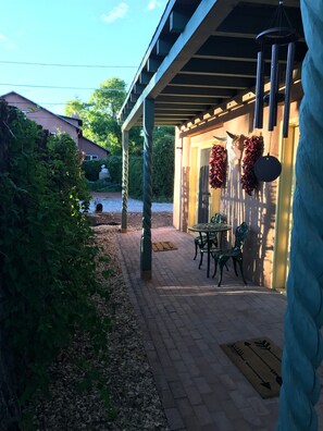 Outdoor dining - Heart of Santa Fe: Modern Guesthouse & Small Patio 6 Blocks to Plaza (Santa Fe)