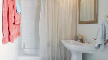 Baignoire, sĂšche-cheveux, serviettes fournies, savon