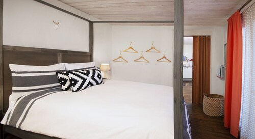 Heart of Santa Fe: Modern Guesthouse & Small Patio 6 Blocks to Plaza