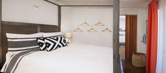 Heart of Santa Fe: Modern Guesthouse & Small Patio 6 Blocks to Plaza