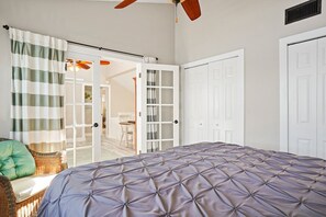 4 quartos, escrivaninha, ferros/tábuas de passar roupa