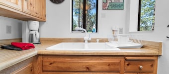 NEW private HOT TUB! VIEWS! Walk to Marina! Close to Lake & Slopes