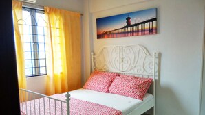 A bedroom with a bed, curtains, a window, and a painting on the wall. - iCheck Homestay Putrajaya (Putrajaya)