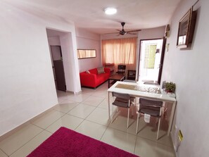Departamento, 3 habitaciones (Homestay (1 Unit)) | Área de sala de estar | Televisión LCD 