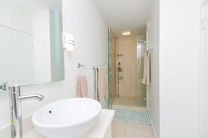 Dusche, Haartrockner, Handtücher, Seife