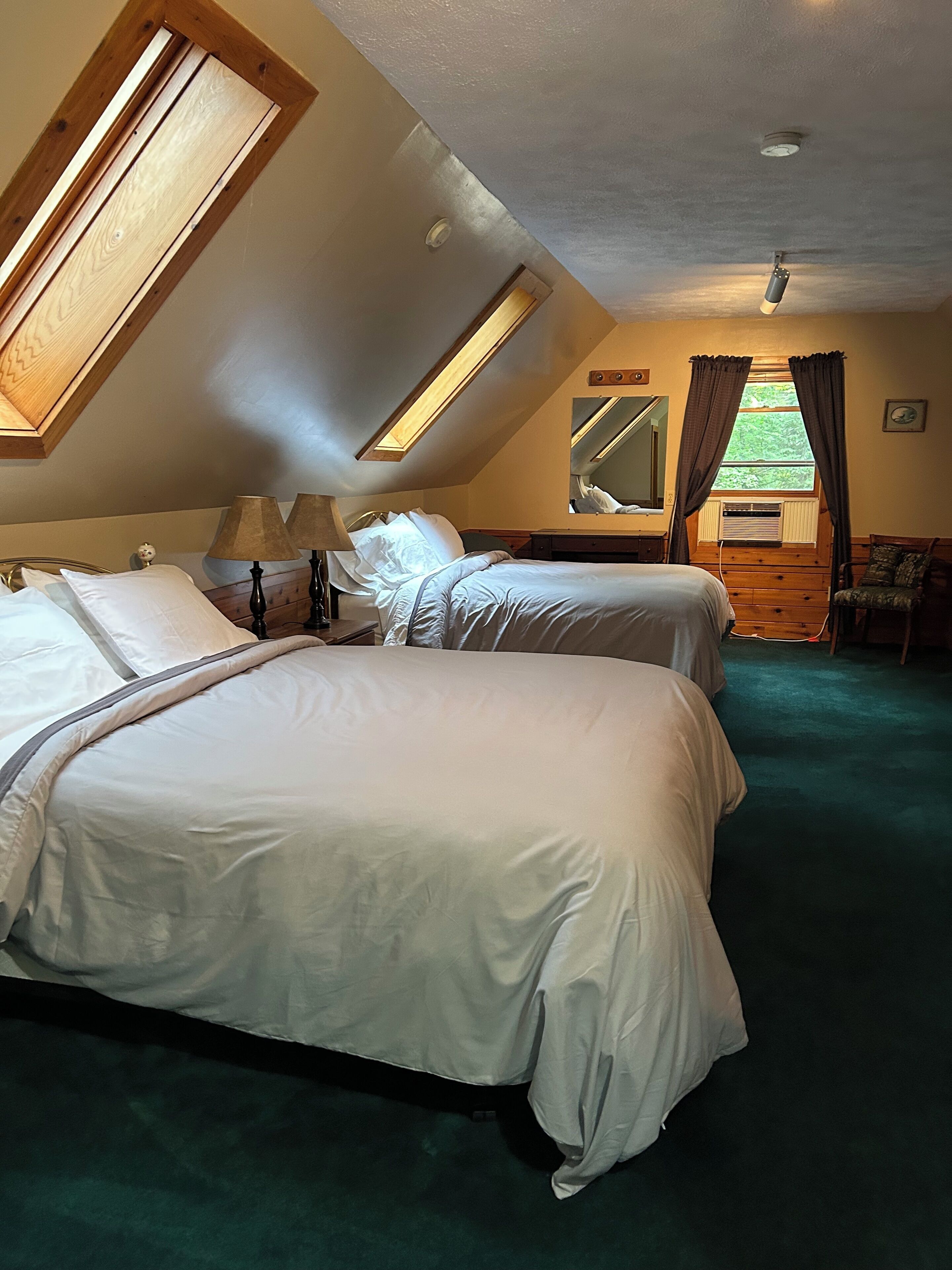 1 habitación, tabla de planchar con plancha y ropa de cama 