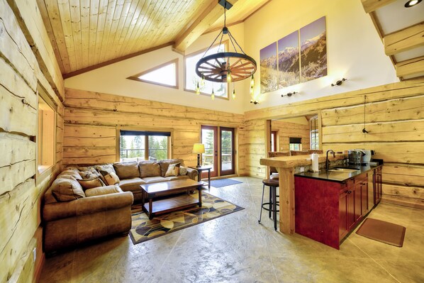 薄型テレビ、DVD プレーヤー、テーブルサッカー台、ビデオライブラリ