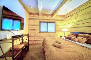 A cozy room with a bed, a desk with a computer, and a window with blinds. - Huge, 2017 built home with 2 Master Bedrooms. Perfect for Large Groups up to 18 (Golden)
