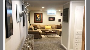 A living room with a sectional sofa, a coffee table, a bench, and a cabinet. - Lake Chelan: Private Pool, Hot Tub, Stunning Views, 7 Mins to Chelan Sleeps 6 (Chelan Falls)