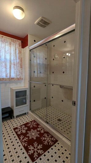 Bathroom - Awesome Flat Top Farmhouse - Ashwood Rentals (Flat Top)