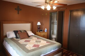 4 bedrooms, desk, iron/ironing board, free WiFi - Awesome Flat Top Farmhouse - Ashwood Rentals (Flat Top)