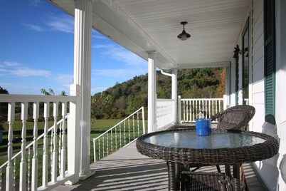 House · Awesome Flat Top Farmhouse - Ashwood Rentals