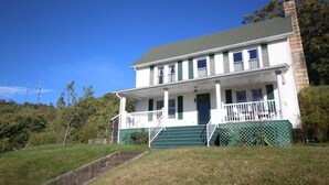 Unclassified image, 2 of 16, button - Awesome Flat Top Farmhouse - Ashwood Rentals (Flat Top)