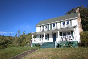 Exterior - Awesome Flat Top Farmhouse - Ashwood Rentals (Flat Top)