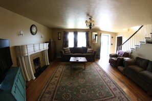 Televisie, een open haard en een stereo