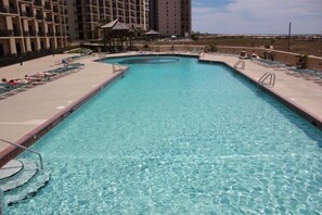 Alberca techada y alberca climatizada