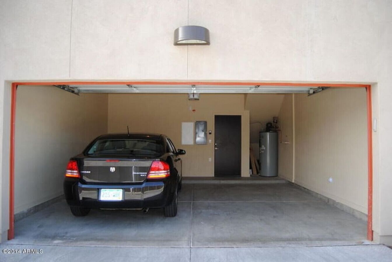 Un garaje con un coche estacionado en su interior.