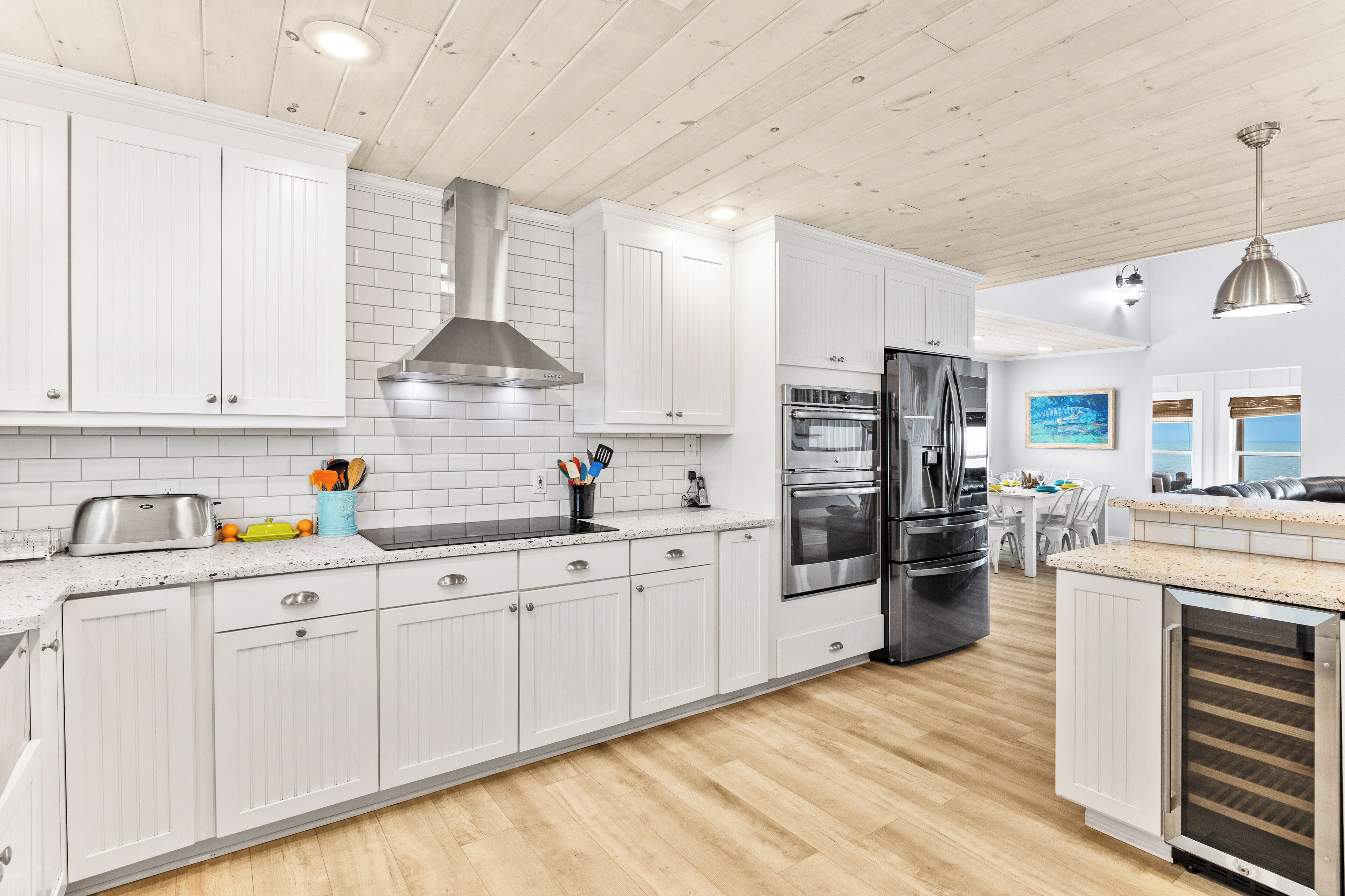 Jääkaappi, mikroaaltouuni, uuni, liesi