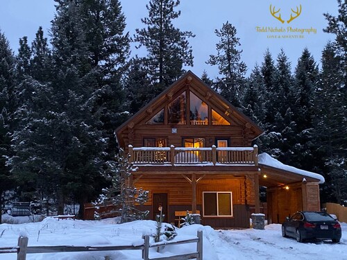 True Log Cabin - The Happy Place - Almost Heaven! CLOSE TO SKIING AND LAKE!!