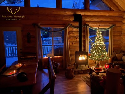True Log Cabin - The Happy Place - Almost Heaven! CLOSE TO SKIING AND LAKE!!