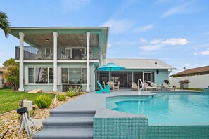 An infinity pool, a heated pool - Infinity & Beyond Lake Front (Cape Coral)