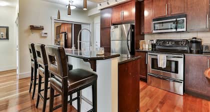 Modern open concept, close to DT and Free UG Parking. Discounted Monthly Rate.