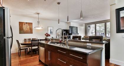 Modern open concept, close to DT and Free UG Parking. Discounted Monthly Rate.