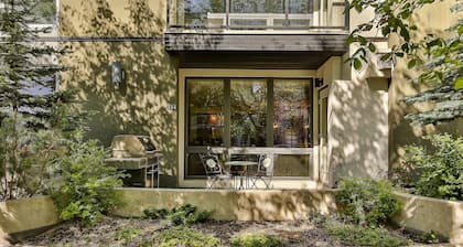 Modern open concept, close to DT and Free UG Parking. Discounted Monthly Rate.