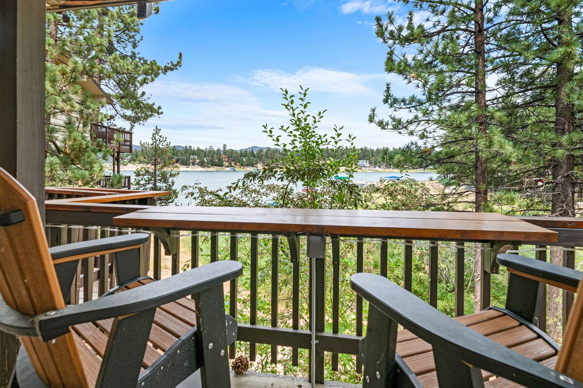 LAKEFRONT - Boat Dock! HOT TUB! Close to Slopes, BEAUTIFUL!