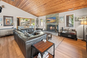 Smart TV, fireplace - Lakefront - Boat Dock! Hot Tub! Close to Slopes, Beautiful! (Big Bear Lake)