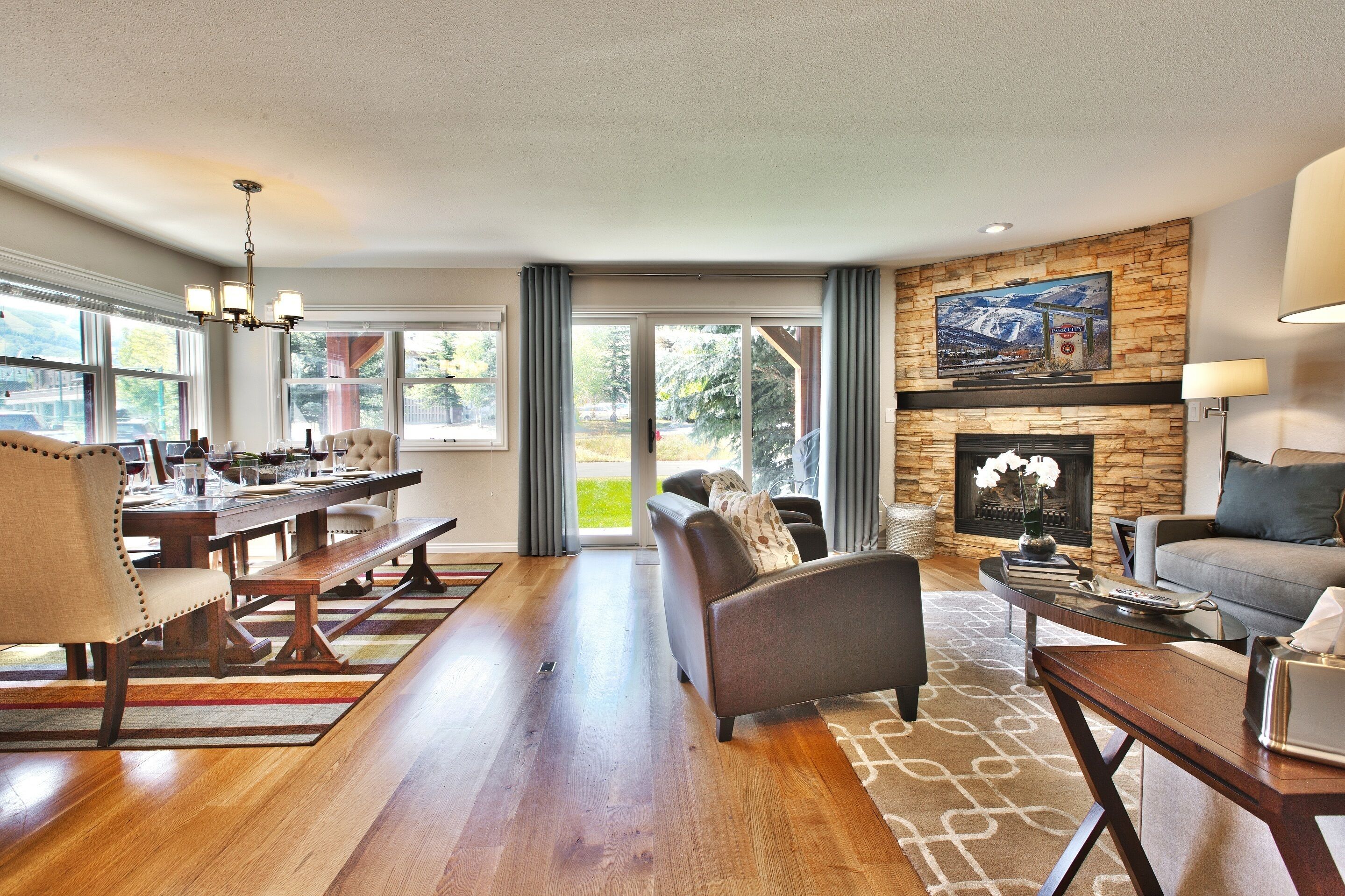 平板电视、壁炉、立体声音响