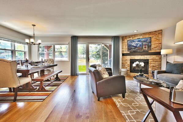 Flachbildfernseher, Kamin, Stereoanlage